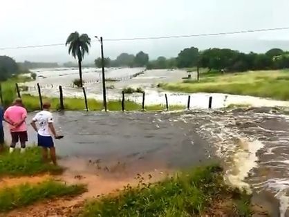 Rompimento de barragens fez transbordar águas no açude Caraíba em Várzea Alegre