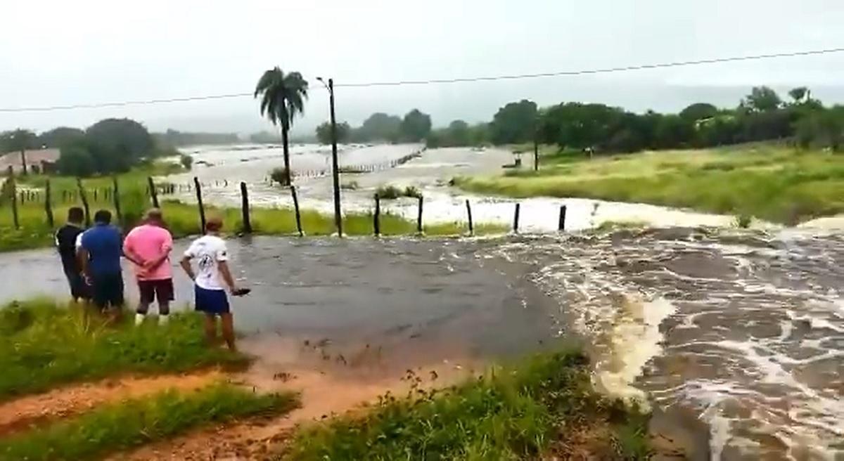 Rompimento de barragens fez transbordar águas no açude Caraíba em Várzea Alegre