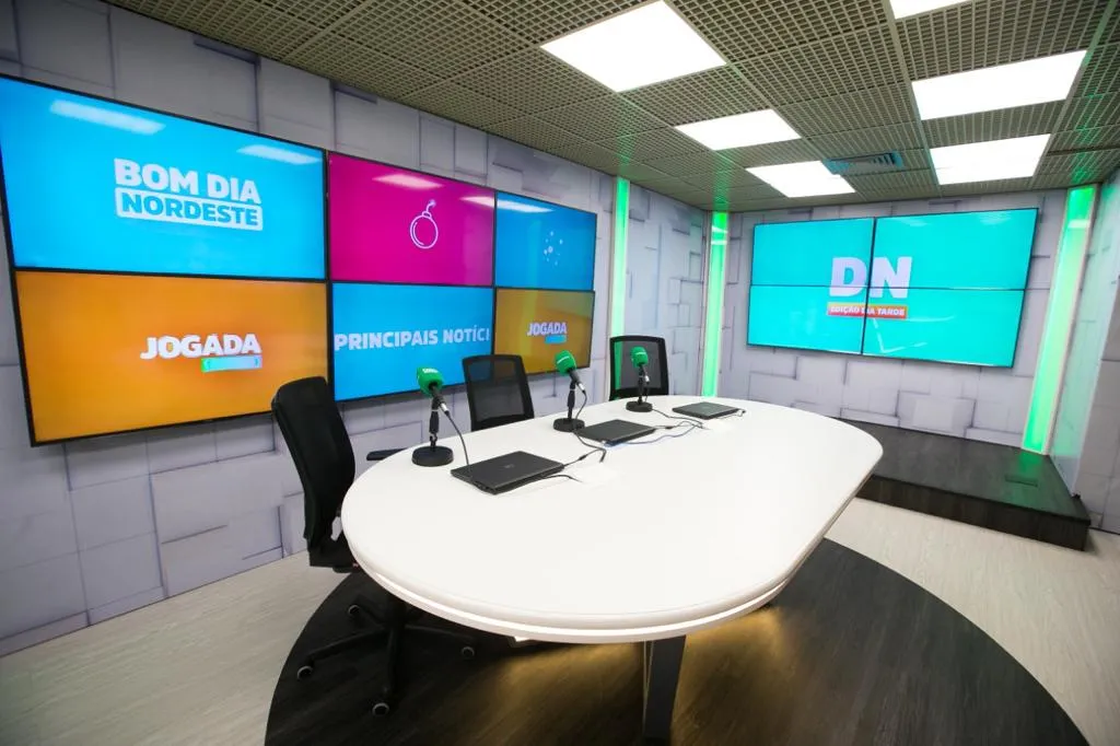 Novo estúdio para jornalistas do Sistema Verdes Mares preparado para transmissão simultânea do conteúdo