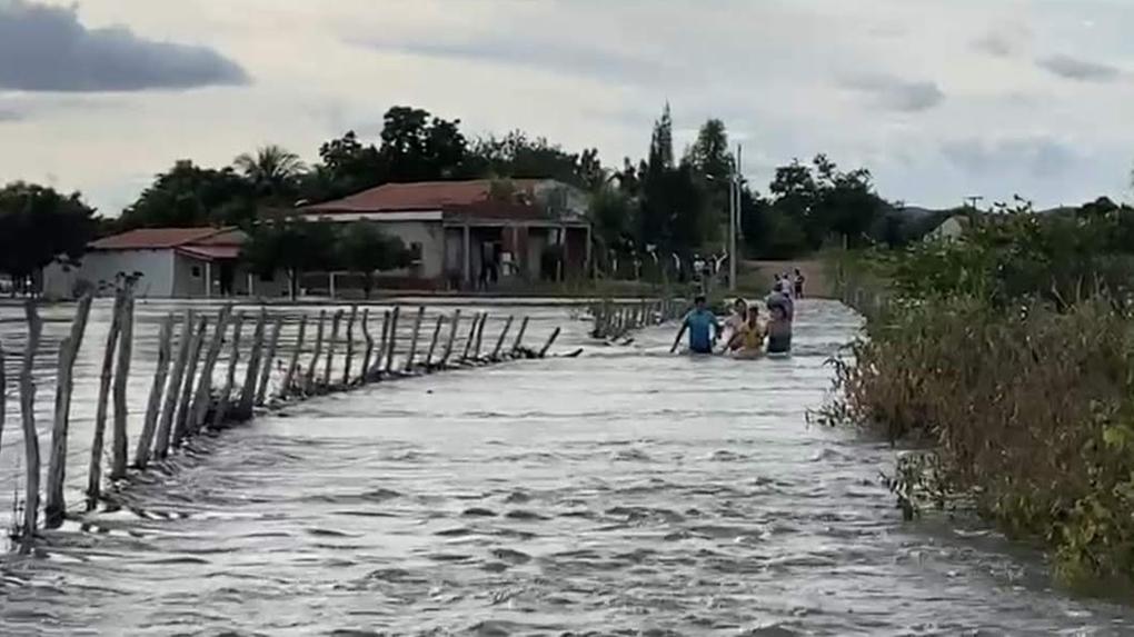 foto de uma família deixando sua casa após chuvas na cidade de Cedro, interior do Ceará