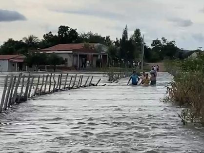 foto de uma família deixando sua casa após chuvas na cidade de Cedro, interior do Ceará