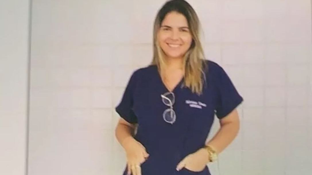 Maria Thomaz de Oliveira usando roupa de uso hospitalar