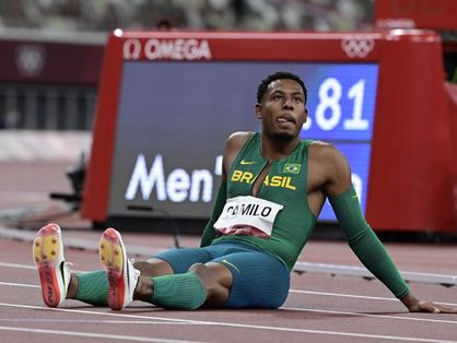 Paulo André Camilo de Oliveira sentado em pista de atletismo após prova nas Olimpíadas