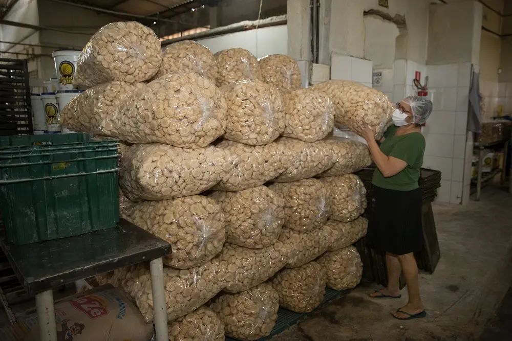 Na empresa de seu Edson Lira, grandes sacas de bulim são produzidas todos os dias