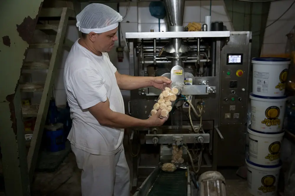Na empresa de seu Edson Lira, grandes sacas de bulim são produzidas todos os dias