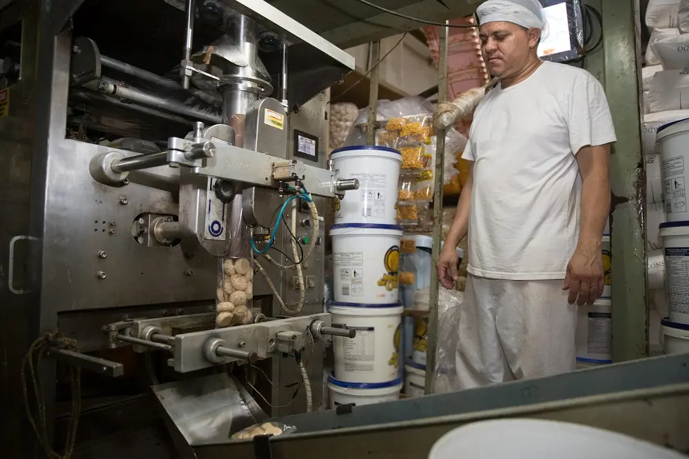 Na empresa de seu Edson Lira, grandes sacas de bulim são produzidas todos os dias
