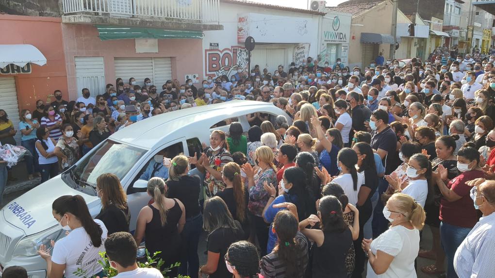 Familiares e amigos prestam acompanham corpo de Mariana Tomaz de Oliveira em cortejo por Lavras da Mangabeira