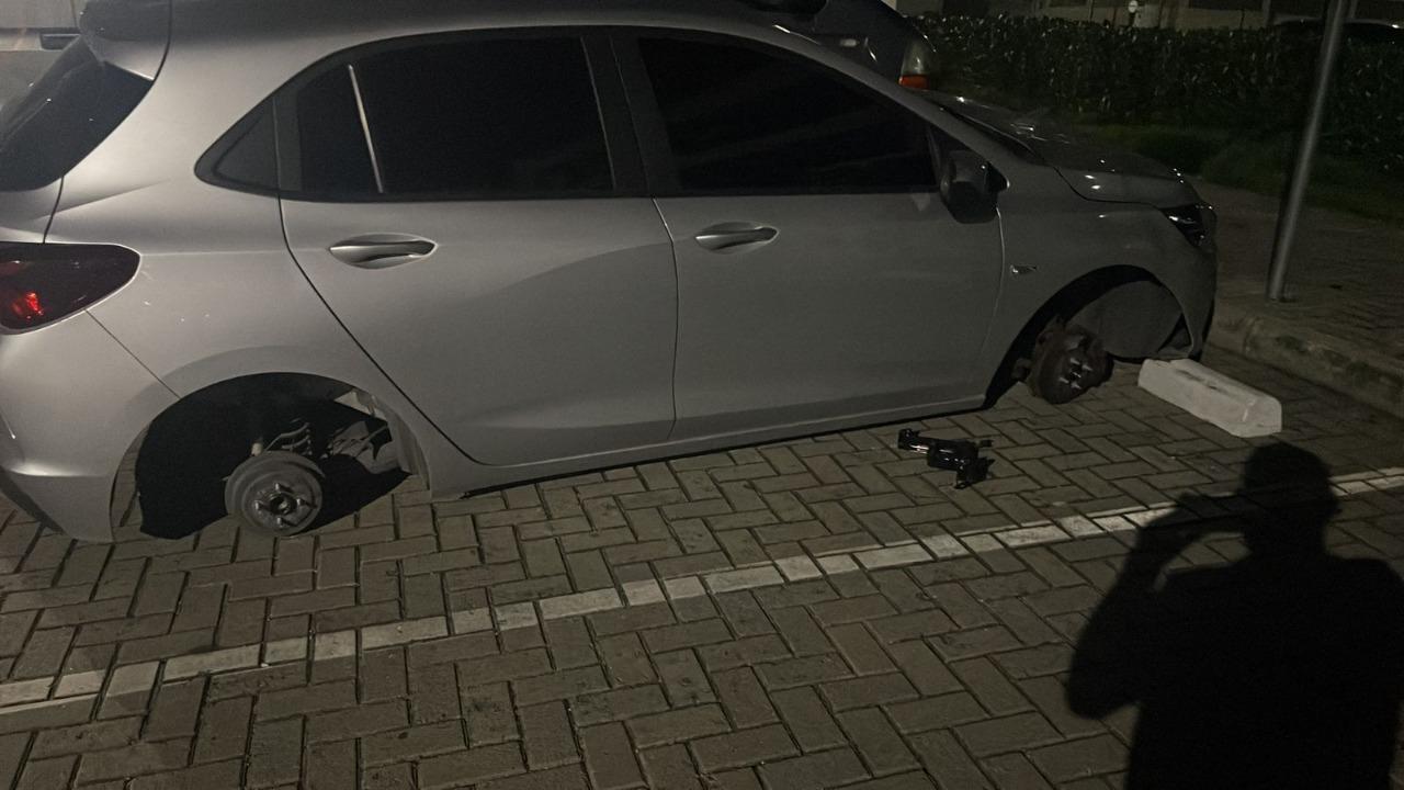 Carro tem pneus furtados em Fortaleza