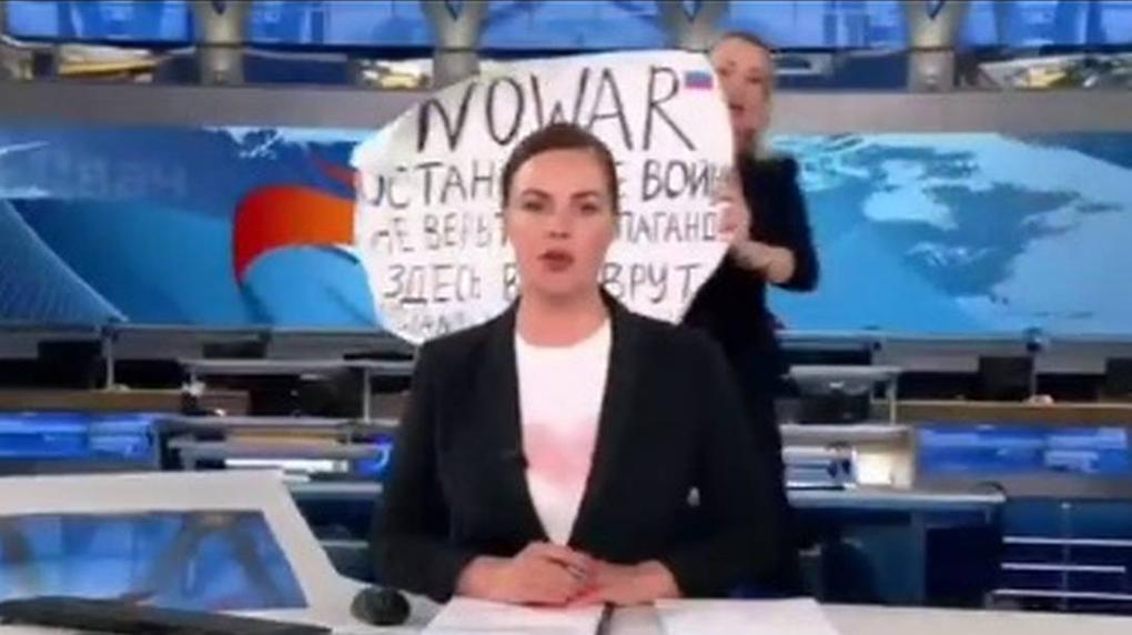 foto de Marina Ovsyannikova, mulher que invadiu canal de tv estatal russa