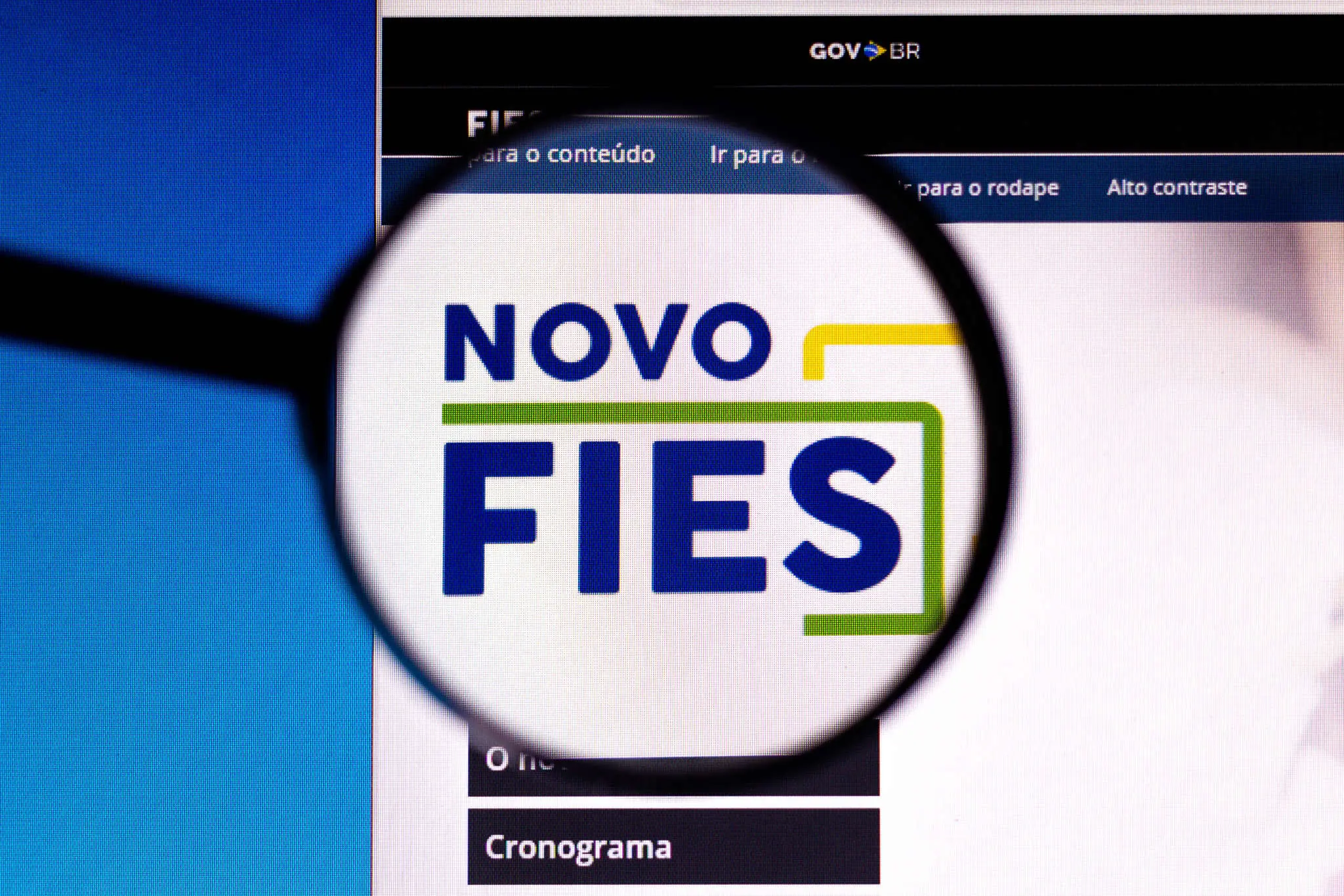 Nesta ilustração a página inicial do site Novo FIES é exibida na tela do computador