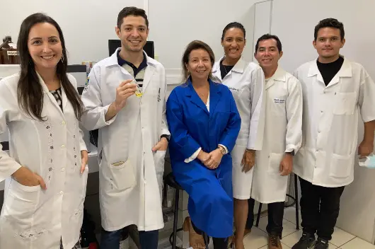 Esta é uma imagem de um grupo de pesquisadores, em um laboratório, da universidade federal do ceará