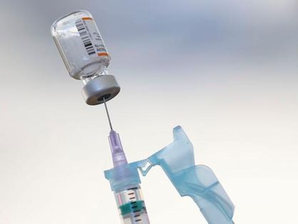 foto de uma uma seringa e vacina contra covid-19