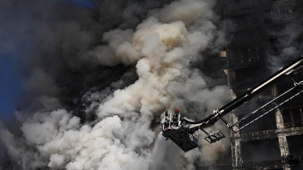 Bombeiros trabalham para apagar incêndio em prédio de apartamentos atingido por um bombardeio em Kiev