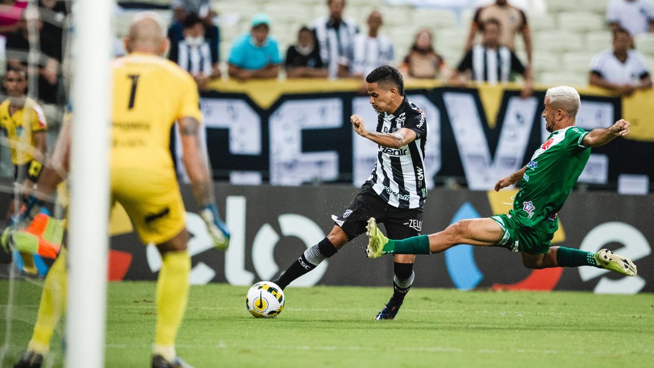 Atletas disputam bola entre Ceará e Tuna Luso-PA