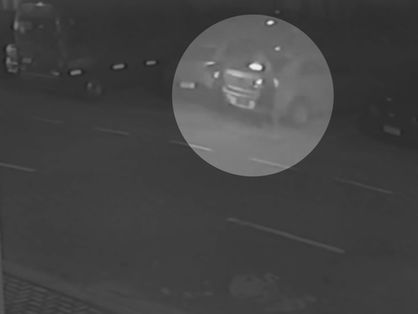 Frame de imagem registrada por câmera de segurança do momento em que carro é furtado em fortaleza