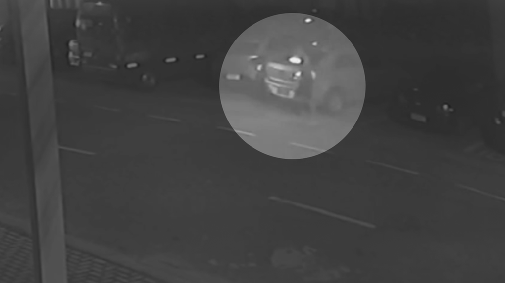 Frame de imagem registrada por câmera de segurança do momento em que carro é furtado em fortaleza