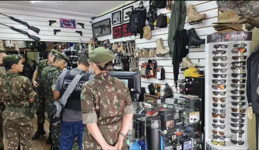 foto da Polícia Civil do Distrito Federal e Exército em loja
