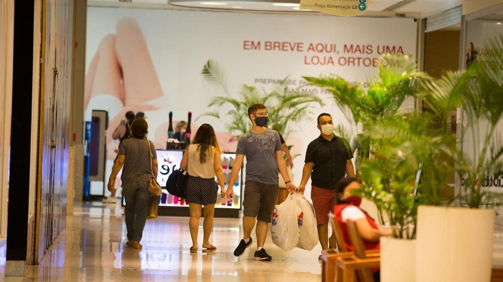 Pessoas comprando em shopping de Fortaleza