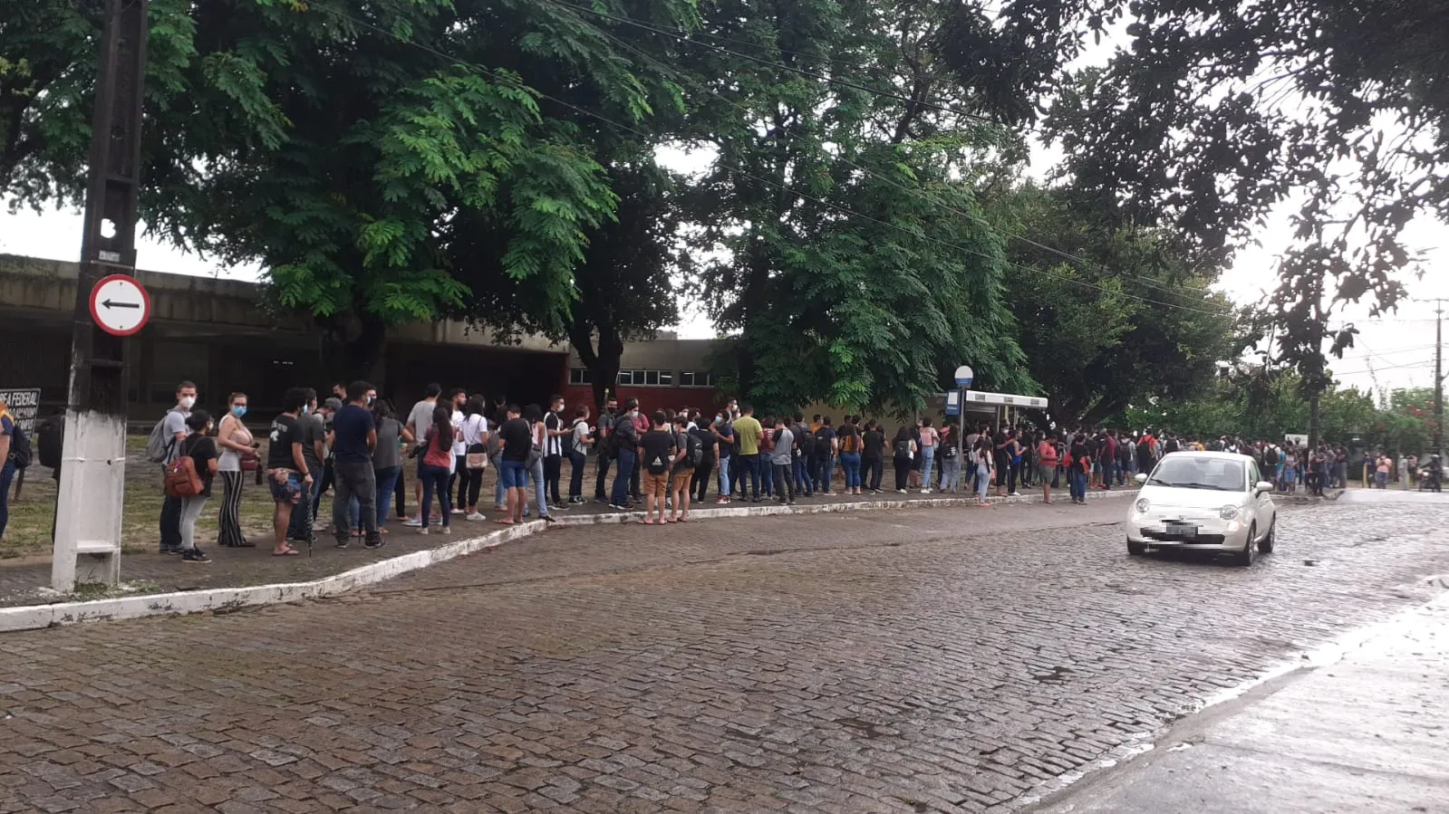 Estudantes enfrentam grandes filas, e na chuva, na reabertura do Restaurante Universitário na UFC