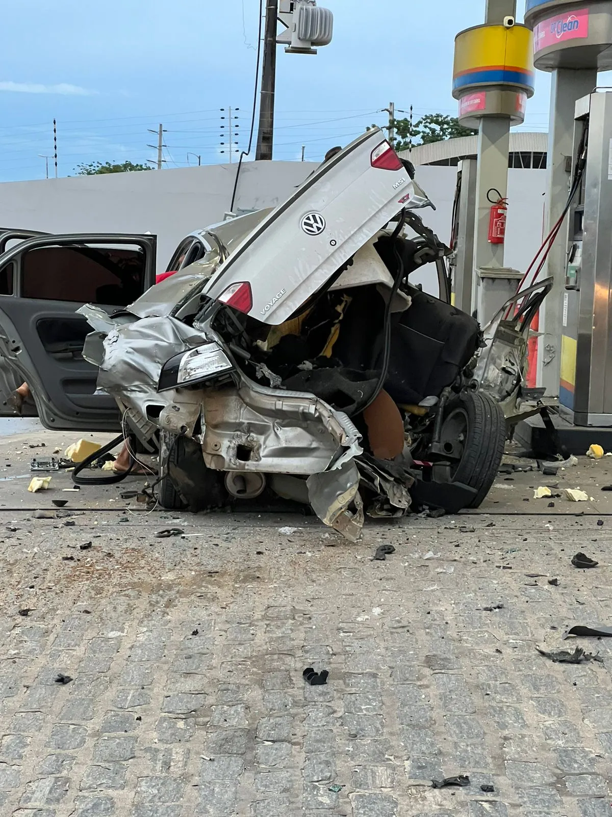 Carro fica destruído após a explosão