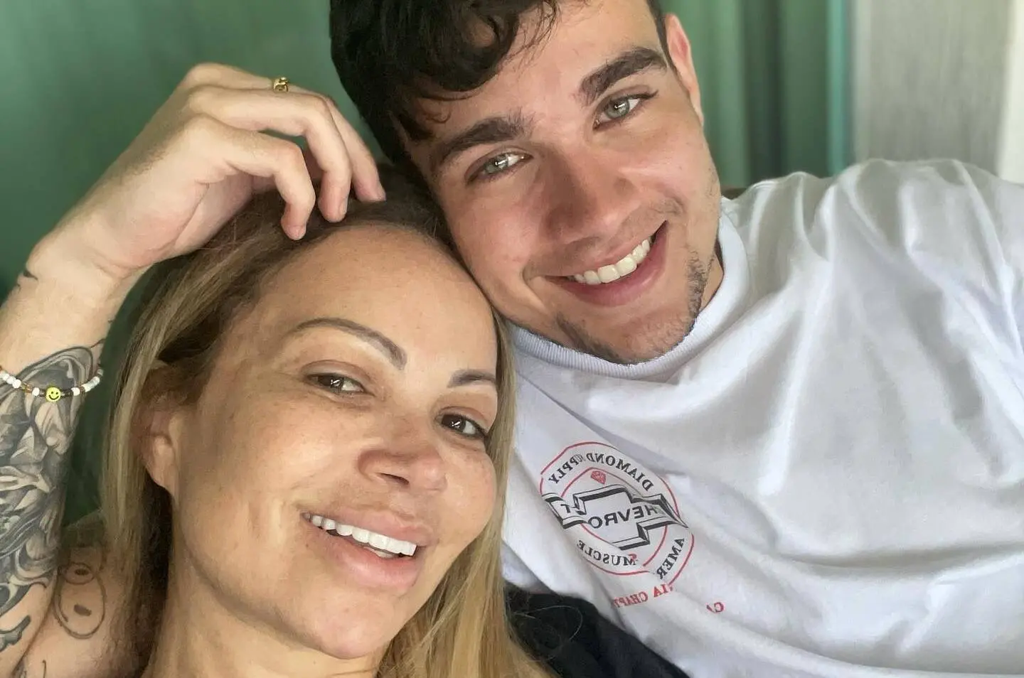 Solange Almeida falou sobre a carreira do filho em postagem de rede social