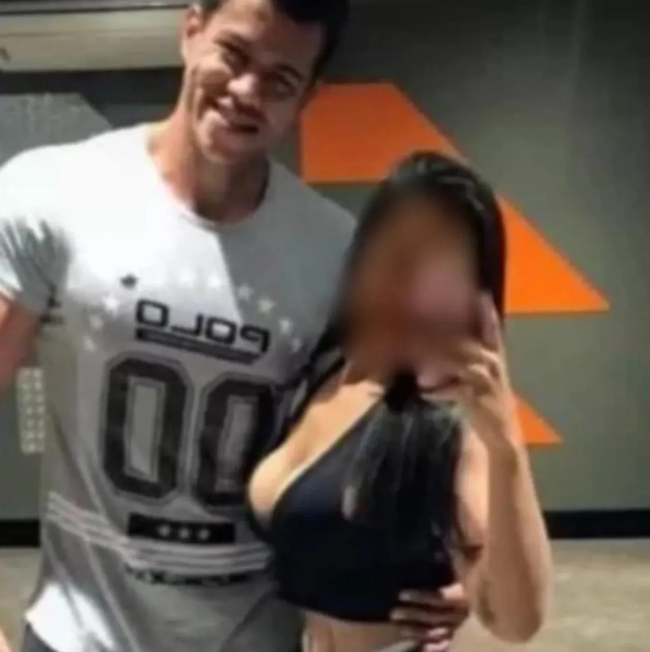 O homem acredita que o morador em situação de rua violentou a parceira dele. No entanto, a mulher nega e diz que o sexo foi consentido