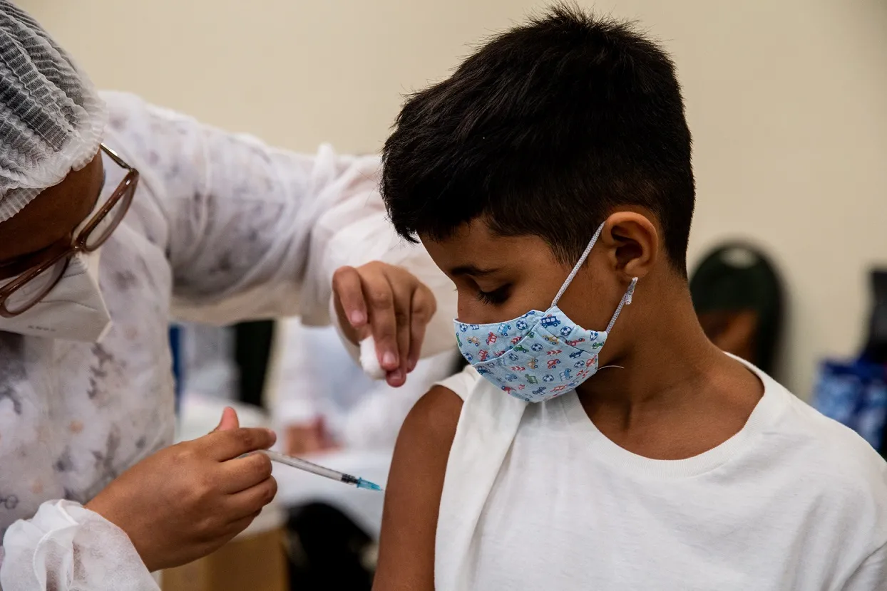Médico recomenda cautela com crianças até elas completarem o esquema vacinal com três doses.
