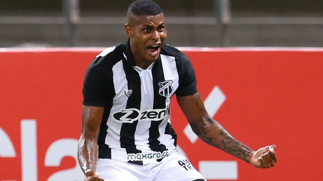 Cléber comemora gol