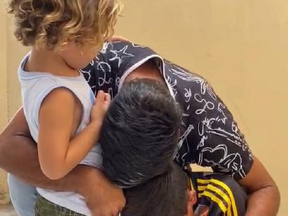 Homem chora abraçado aos filhos