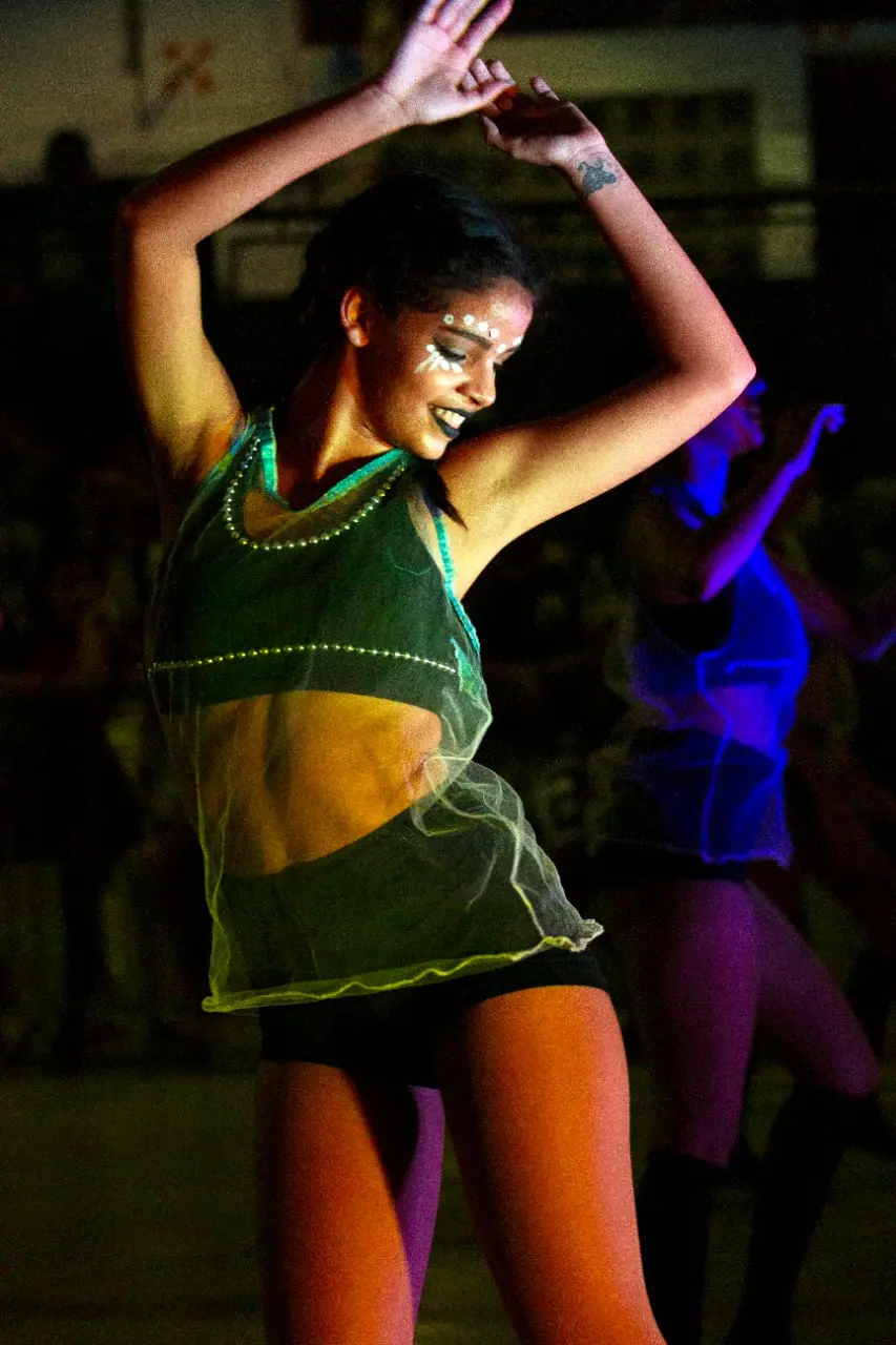 A swingueira mistura elementos de axé, dança de salão, hip hop e até o batidão do funk