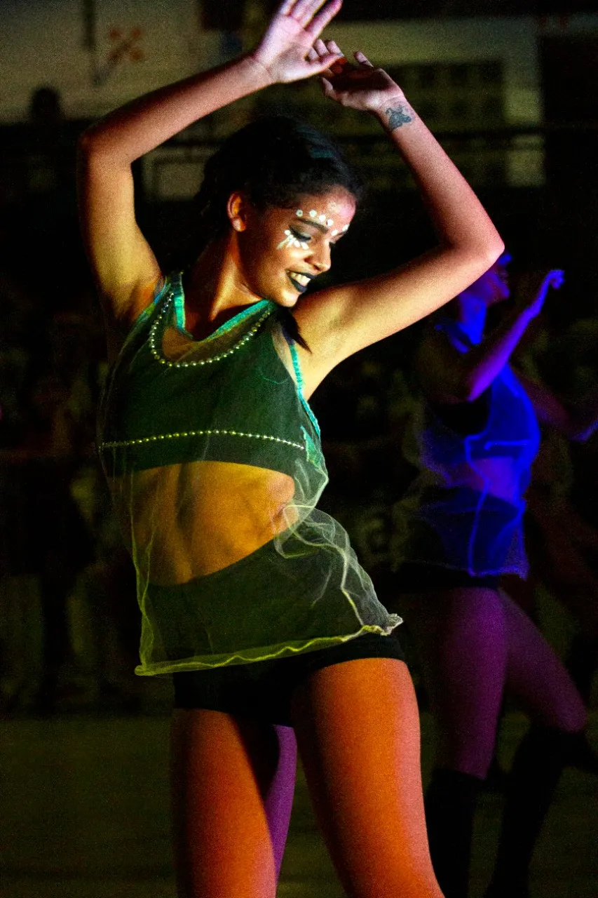 A swingueira mistura elementos de axé, dança de salão, hip hop e até o batidão do funk