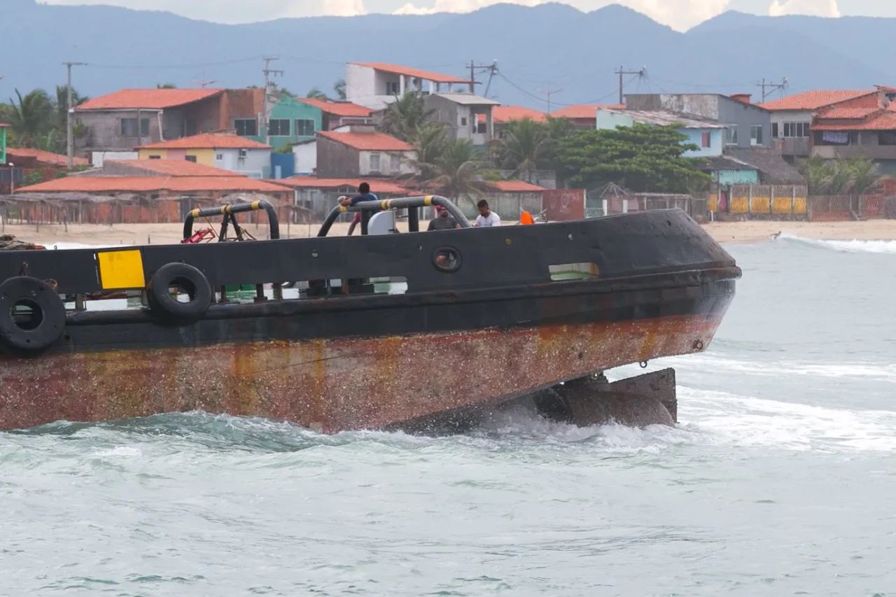 Os funcionários ficaram se dividindo entre as embarcações