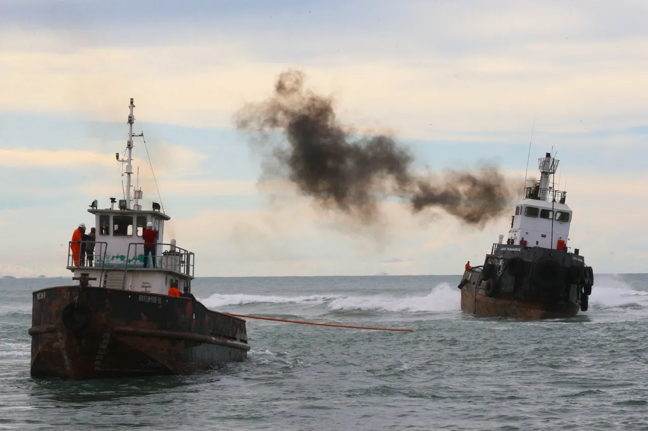 Embarcação encalhada produziu fumaça durante a tentativa de remoção