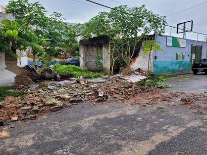 O muro de um depósito de recicláveis desaba, nesta sexta-feira (18), na Rua Sargento José Pinto, bairro Antônio Bezerra em Fortaleza