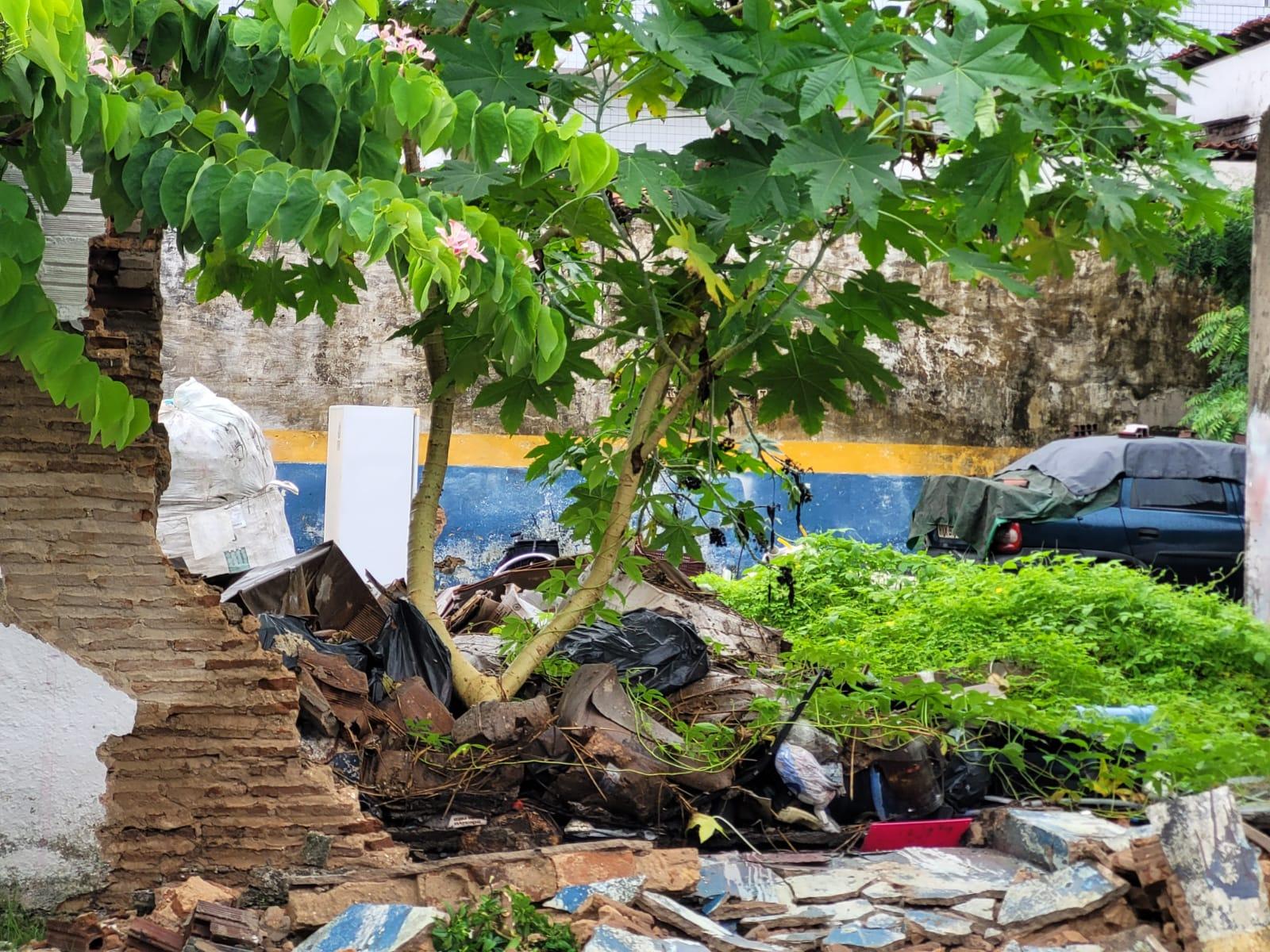 O muro de um depósito de recicláveis desaba, nesta sexta-feira (18), na Rua Sargento José Pinto, bairro Antônio Bezerra em Fortaleza