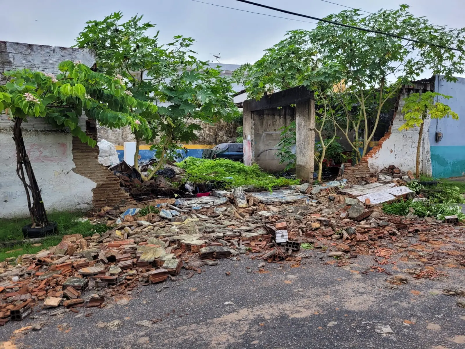 O muro de um depósito de recicláveis desaba, nesta sexta-feira (18), na Rua Sargento José Pinto, bairro Antônio Bezerra em Fortaleza