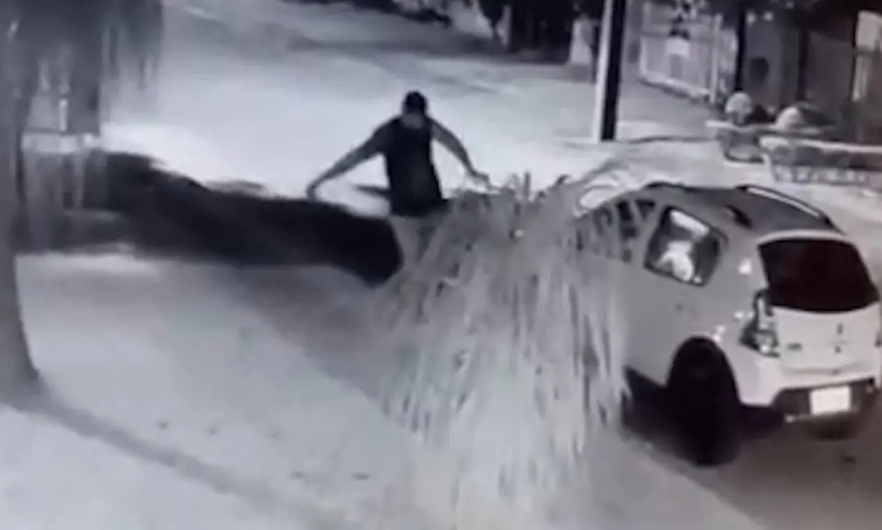 Personal trainer agride homem em situação de rua após flagrá-lo fazendo sexo com esposa