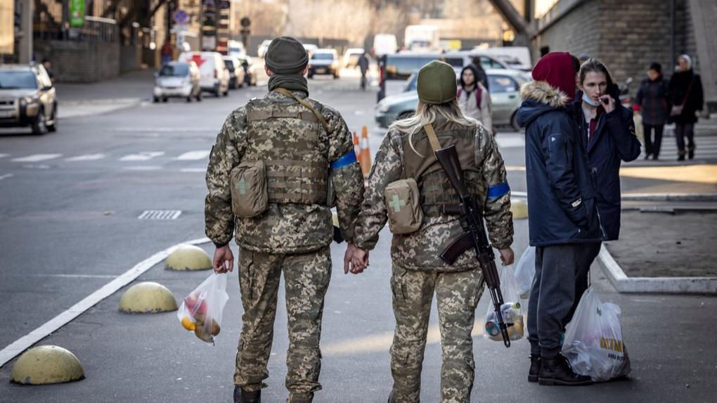 casal de soldados ucranianos segurando as mãos