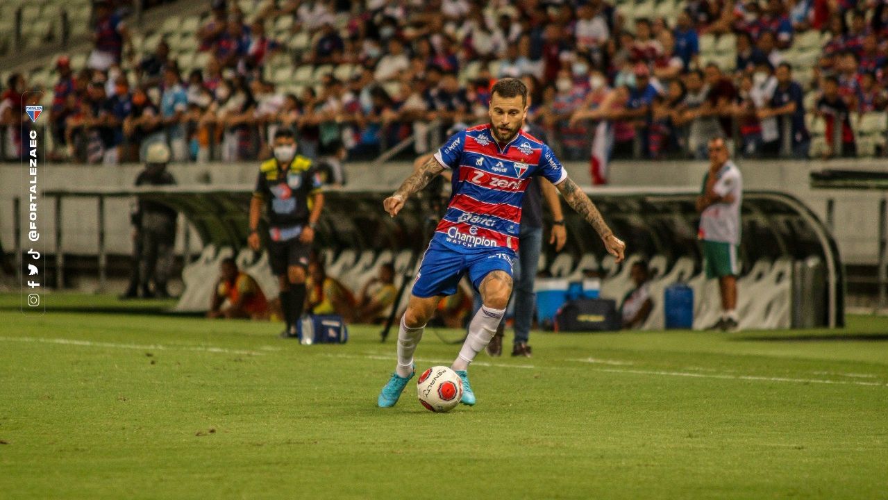 Lucas Lima com a bola dominada em jogo do Fortaleza