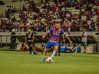 Lucas Lima com a bola dominada em jogo do Fortaleza