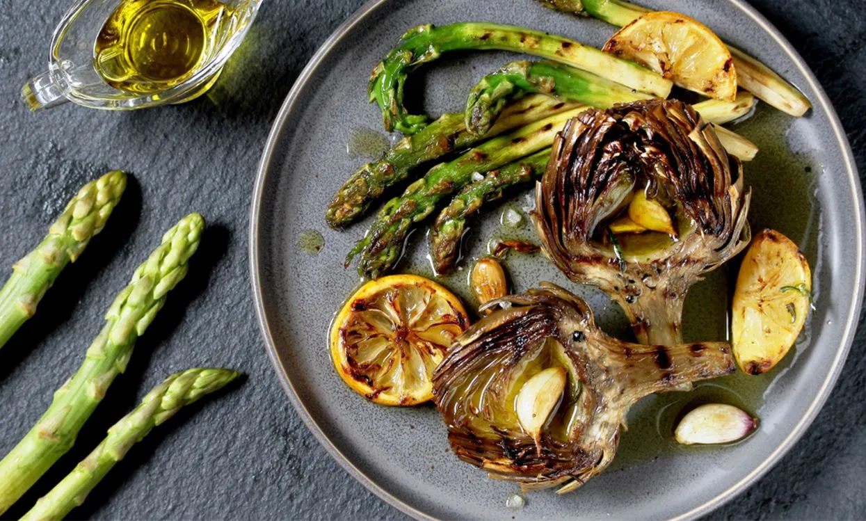 A alcachofra pode ser preparada em saladas cruas ou refogadas, sucos de frutas com vegetais ou assada em mix de legumes