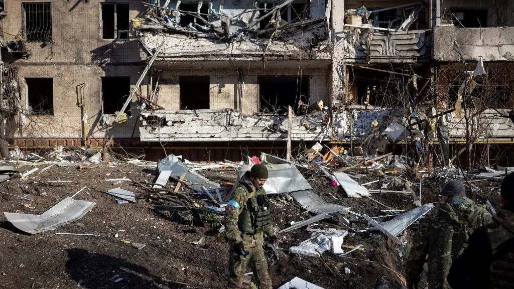 Exército russo bombardeou escola de arte que servia de abrigo na cidade de Mariupol, no último dia 20 de março