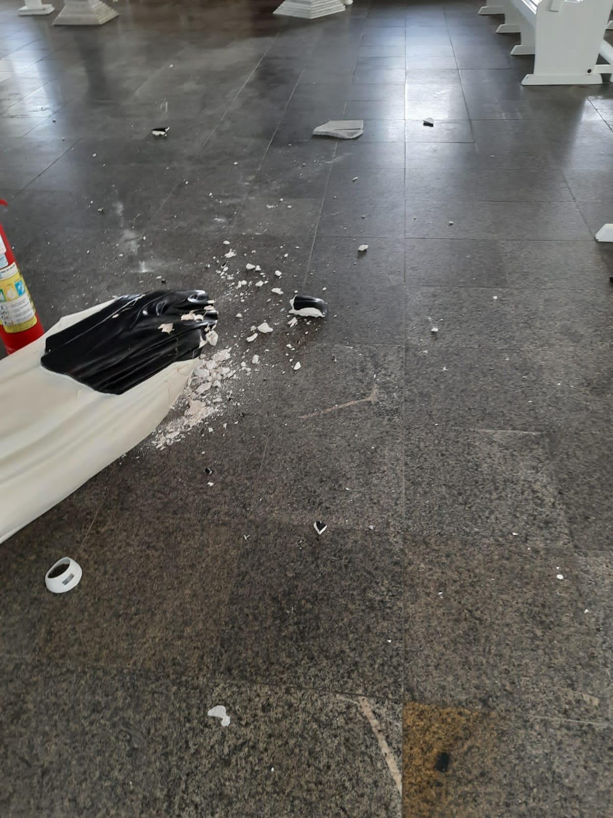 Igreja de Santa Edwiges é atacada e tem imagem da padroeira destruída