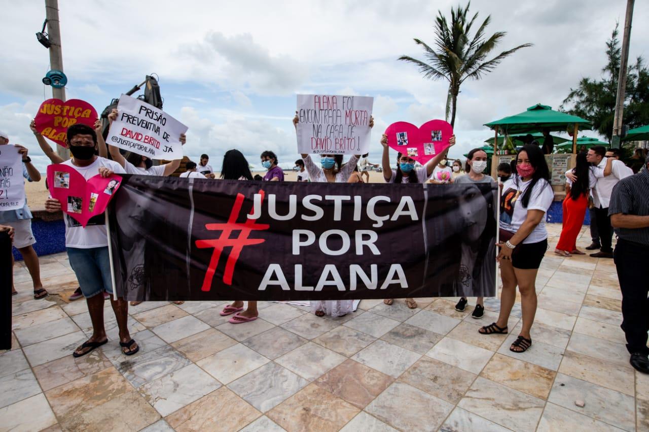 Em ato realizado na Estátua de Iracema, na Avenida Beira-Mar, em Fortaleza, familiares e amigos homenagearam Alana e pediram por justiça