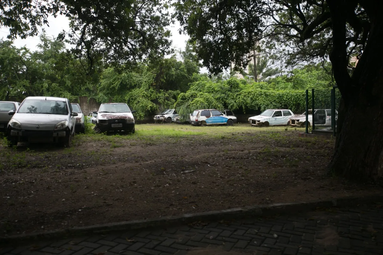 No local, também se acumulam carros abandonados