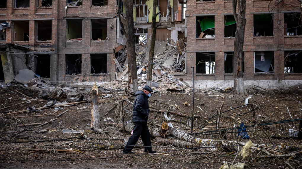 Um homem caminha em frente a um prédio destruído após um ataque de mísseis russos na cidade de Vasylkiv, perto de Kiev, em 27 de fevereiro de 2022