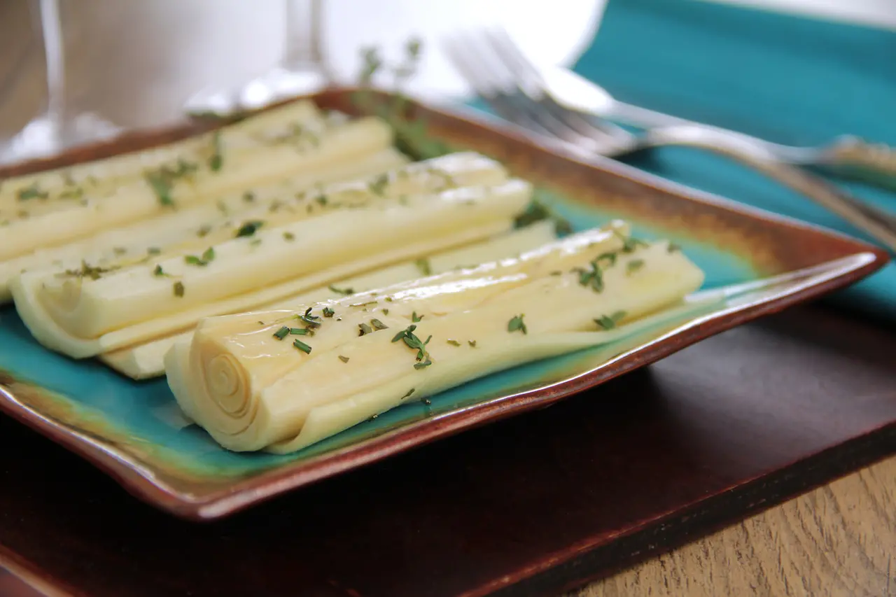 Palmitos pupunha sobre um prato de cor azul em cima de uma superfície de madeira