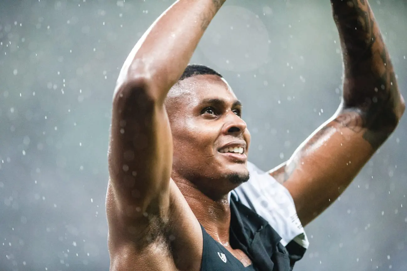 Atacante Cléber comemorando gol pelo Ceará