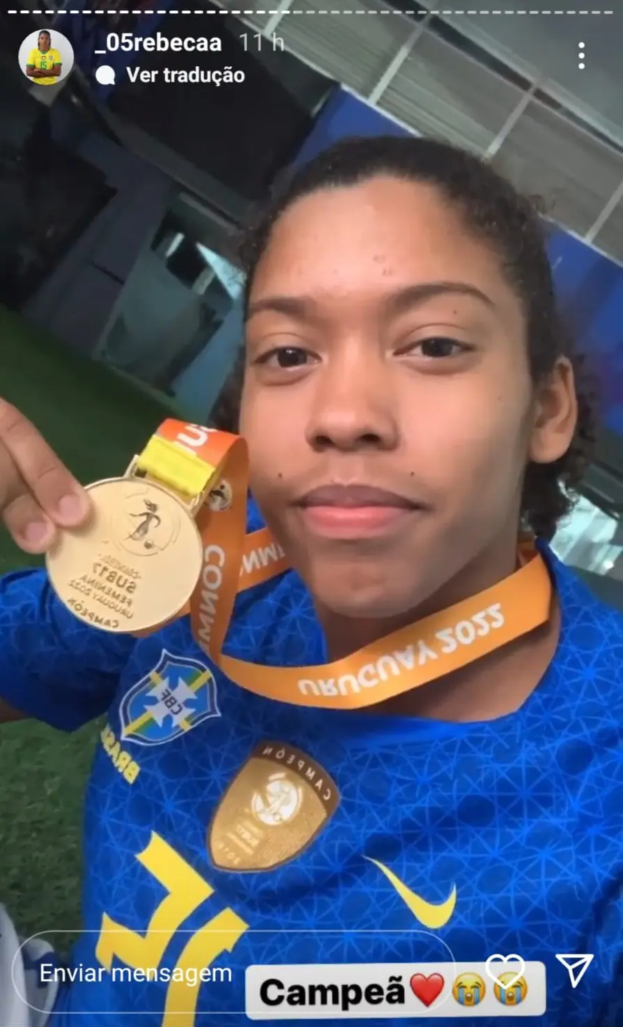 Imagem mostra mulher segurando medalha