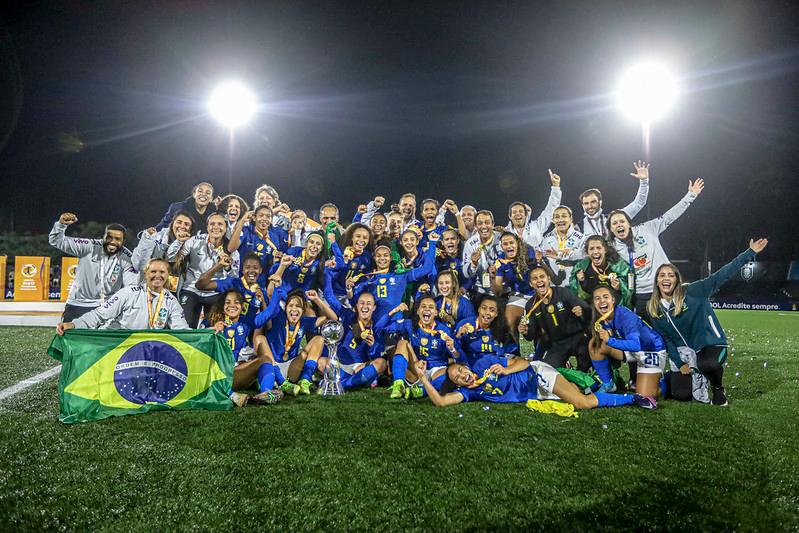 Imagem mostra grupo de jogadoras e comissão técnica